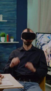 Dikey video: Sanal gerçeklik ile inşa modeli ve inşaat düzeni için VR gözlükleri kullanan modern mimar. Maket ve mimari gelişim için kulaklıkla çalışan insan mühendisi.