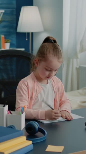 垂直视频 女生在网上远程课堂结束后 用彩色铅笔在课桌边的笔记本上画画 进行有趣的活动 小学生在为教育做作业后画画 — 图库视频影像
