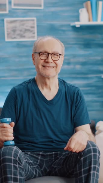Dikey Video Yaşlı Adamın Gülümseyen Elinde Dambıl Tutarken Fitness Tonlama — Stok video