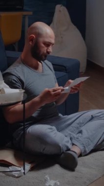 Dikey video: Ağır kaygı çeken bir adam, tek başına ağlayan problemler trajik teşhis ve kronik hastalıklar yüzünden çaresiz durumda. Stres mağduru, tahliye ihbarnamesi ve kötü mali raporla birlikte mektup okuyor.