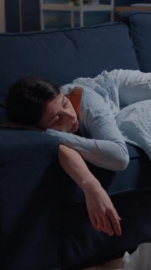 Dikey video: Üzgün, kederli, yas tutan, yalnızlık, zihinsel sorunlar, uzaktaki kronik hastalıklar yüzünden gözyaşı döken genç bir kadın