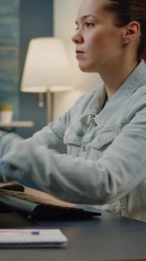 Dikey video: Stüdyodaki rötuş yazılımı ile resimleri düzenlemek için dokunmatik ekran monitörü kullanan profesyonel sanatçı. Medya projesi ve üretimi için fotoğraf düzenleme üzerinde çalışan bir fotoğrafçı. Fotoğraf: