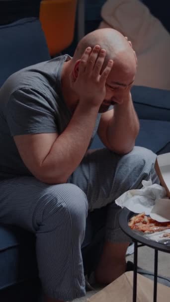 Lodret Video Desperat Frustreret Stresset Ensom Mand Med Hovedpine Føler – Stock-video