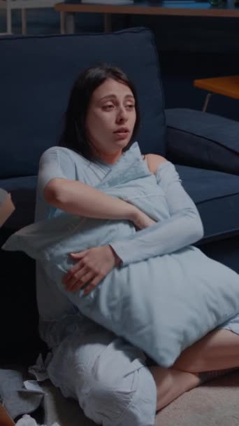 Vídeo Vertical Chocado Traumatizado Chocado Frustrado Estressado Mulher Deprimida Chorando — Vídeo de Stock