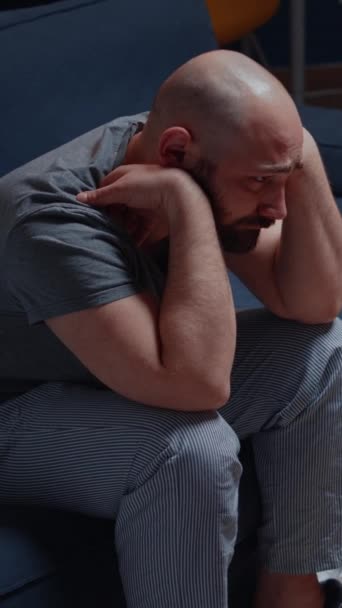 Pionowe Wideo Samotny Psychotyczny Nieszczęśliwy Przygnębiony Sfrustrowany Mężczyzna Siedzący Kanapie — Wideo stockowe