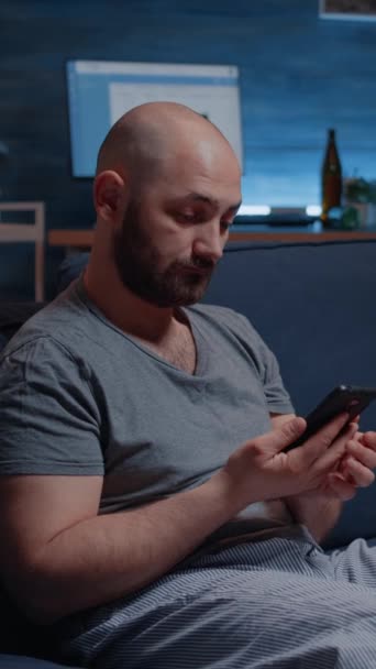 垂直ビデオ スマートフォンで受信した未払いの銀行請求書の警告通知によってショックを受けた人は 頭の上に手を置く 絶望的な男性読書デジタル — ストック動画