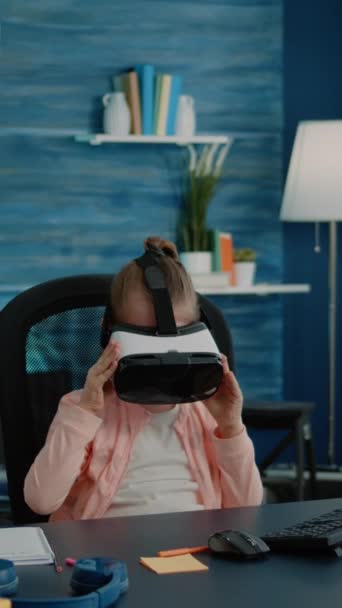 Vertikální Video Malá Školačka Používající Brýle Pro Učení Virtuální Reality — Stock video