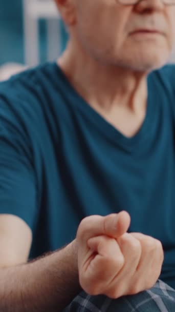 Vertikální Video Ruční Záběr Starce Meditujícího Dýchajícího Detailní Záběr Starší — Stock video