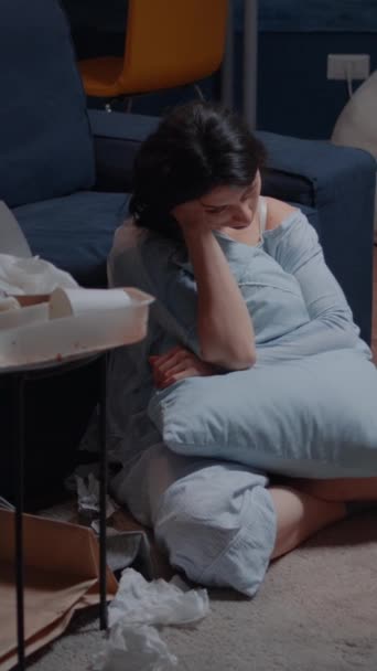 Verticale Video Droevige Depressieve Stress Slachtoffer Vrouw Met Psychische Problemen — Stockvideo