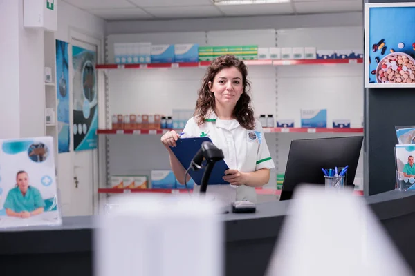 Vrolijke Drogisterij Werknemer Zoek Naar Camera Tijdens Het Werken Apotheek — Stockfoto