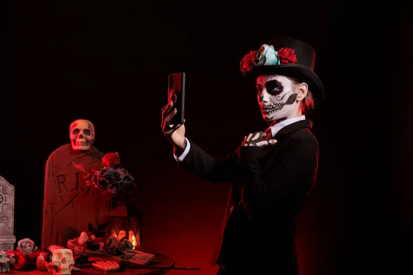 Санта Муэрте Фотографирует Мобильный Телефон Носит Костюмы Макияж Хэллоуина Женщина — стоковое фото