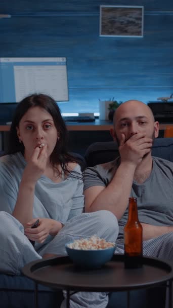 Vídeo Vertical Casal Incrível Assistindo Filme Noite Comendo Pipocas Bebendo — Vídeo de Stock