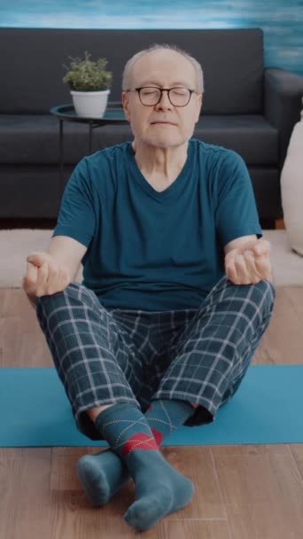 Вертикальное Видео Пожилой Человек Медитирует Сидя Позе Лотоса Коврике Старший — стоковое видео