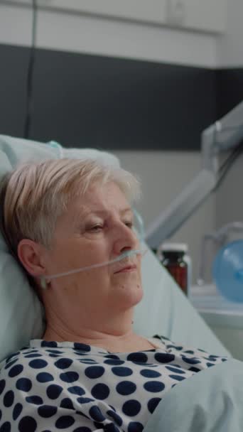 Függőleges Videó Idősebb Páciens Portréja Oxigéncsővel Kórházi Kórteremben Beteg Kamerába — Stock videók