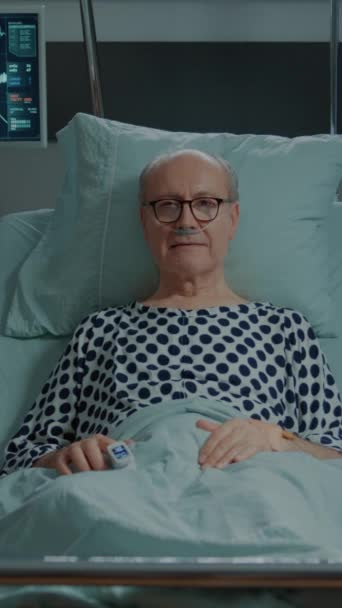Pionowe Wideo Portret Chorego Pacjenta Przebywającego Łóżku Oddziale Szpitalnym Oksymetrem — Wideo stockowe