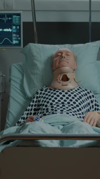 Függőleges Videó Beteg Idős Beteg Portréja Nyakörvvel Nyakán Kórházi Kórteremben — Stock videók