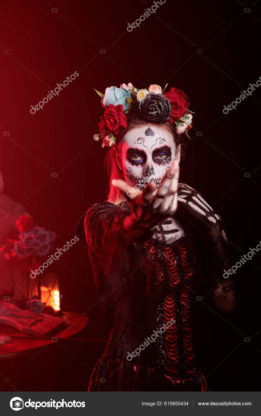 죽음의 여신은 매력적 매력적 희생자들을 유혹하고 하는데 두개골 치장되어 트리나처럼 — 스톡 사진 © DragosCondreaW  #615655434, image size:1067x1700