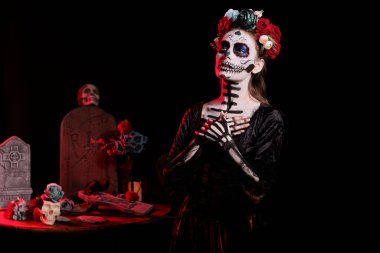 Cadılar bayramında geleneksel dios de los muertos 'u kutlamak için kutsal kedi kafatası gibi giyinmiş bir manken. Stüdyoda siyah arkaplanda ölüm tanrıçası rolü yapmak, festival vücut sanatı..