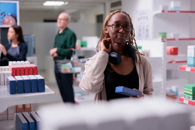 İlaç, ilaç, vitamin, eczane almayı seçen gülümseyen bir müşteri. Mutlu eczane müşterilerinin hastalıkları tedavi etmek için ilaç tedavisine ihtiyacı vardı. Sağlık ürünleri olan raflar