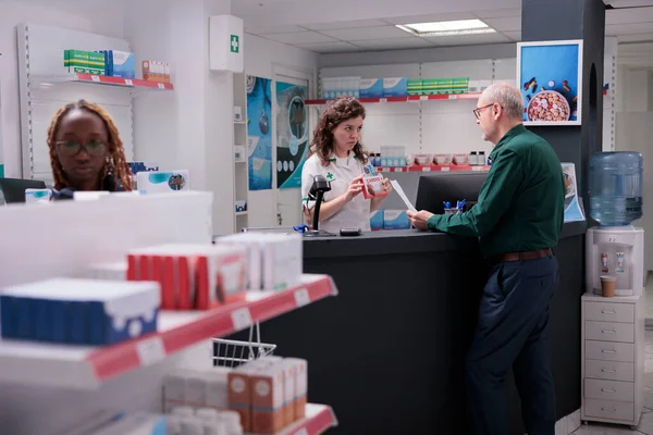 Medicijnman Presenteert Cardiologische Pillen Aan Oudere Cliënt Tijdens Medisch Consult — Stockfoto