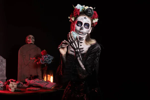 Mooie Vrouw Draagt Zwart Wit Make Bloemen Kroon Mexicaanse Halloween — Stockfoto