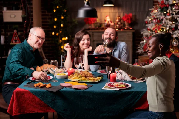 Kvinna Tar Familj Jul Fest Grupp Foto Smartphone Vänner Porträtt — Stockfoto