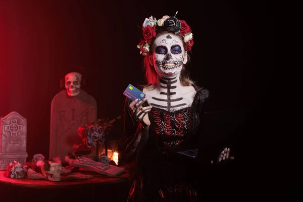 Lachende Vrouw Doet Online Winkelen Zich Voor Als Cavalera Catrina — Stockfoto