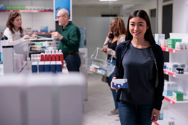 Portret Van Een Apotheek Klant Met Farmaceutisch Medicijn Ziektes Genezen — Stockfoto