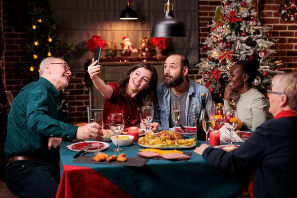 Kvinna Tar Smartphone Selfie Familj Jul Fest Vänner Porträtt Vid — Stockfoto