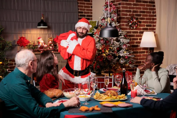 Homem Traje Papai Noel Levando Saco Com Presentes Família Trocando — Fotografia de Stock