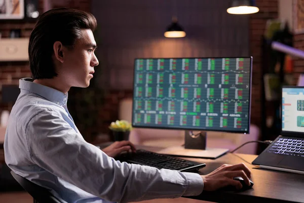 Male Worker Analyzing Stock Market Trade Computer Working Web Hypertext — Stock Photo, Image