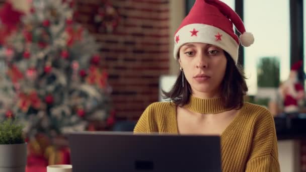 Vrouwelijke Werknemer Analyseren Van Onderzoeksgegevens Laptop Het Dragen Van Santa — Stockvideo