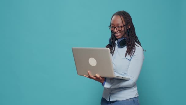 African American Person Browsing Internet Laptop Using Computer Scroll Social — Vídeos de Stock