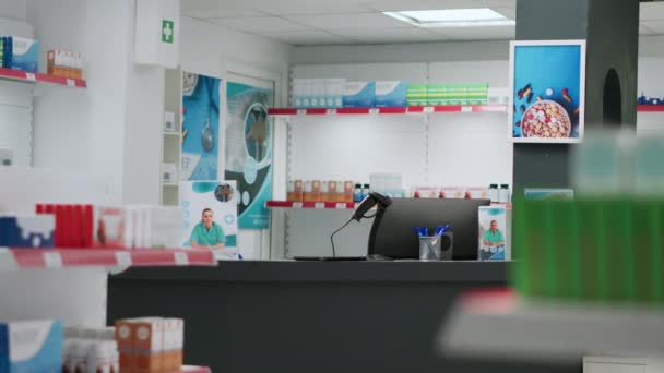Bancone Della Farmacia Con Scaffali Che Mostrano Medicinali Prodotti Farmaceutici — Video Stock