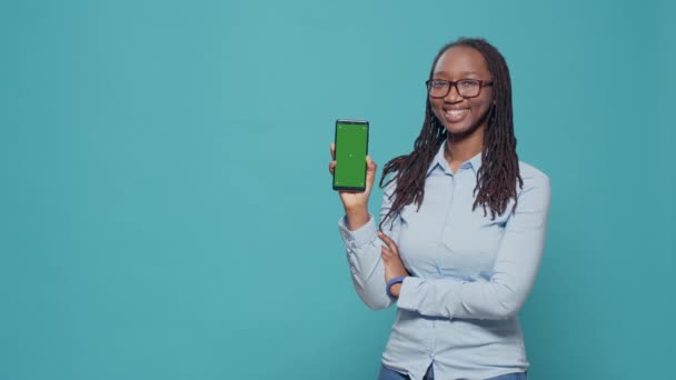 Model Żeński Trzymający Smartfona Zielonym Ekranem Wyświetlaczem Studiu Pokazujący Odizolowany — Wideo stockowe
