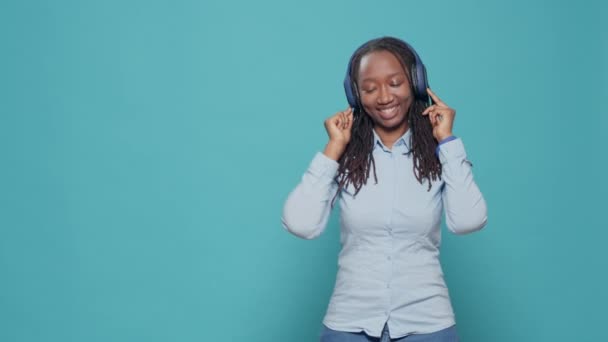 Mujer Afroamericana Escuchando Música Auriculares Bailando Alrededor Del Estudio Una — Vídeos de Stock