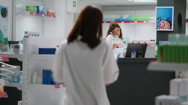 Ιατρικός Υπάλληλος Που Εργάζεται Στο Φαρμακείο Μετρητή Για Βοηθήσει Τους — Αρχείο Βίντεο