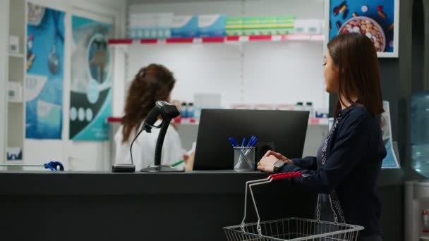 아시아 사람들은 약국에서 달라고 스마트 워치로 지불하며 처방전 보조제를 Nfc — 비디오