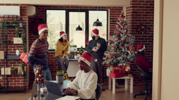 Колеги Стартапів Дарують Подарунки Різдво Святкуючи Зимові Свята Офісі Прикрашені — стокове відео
