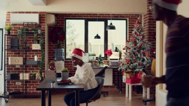 Разнообразные Люди Работающие Праздничном Офисе Планирующие Отчет Носящие Шляпы Санты — стоковое видео