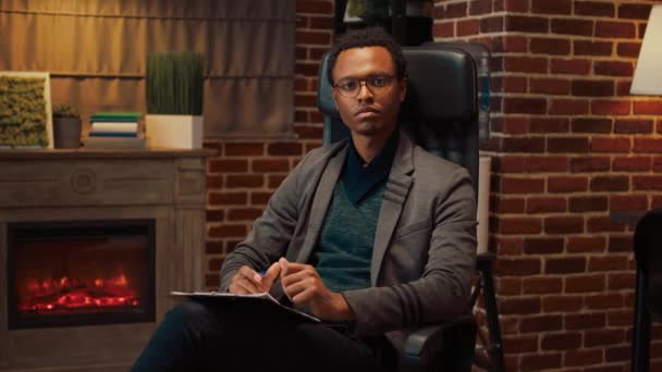 Retrato Del Psicoanalista Afroamericano Tomando Notas Sobre Papeles Para Ayudar — Vídeos de Stock