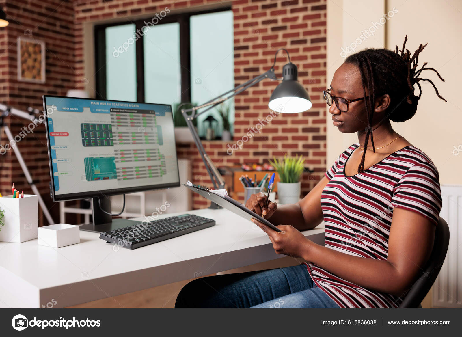 妇女分析商业统计数据与物联网持有剪贴板做笔记远程工作者看着电脑屏幕使用在线应用程序Web Iot技术——图库图片© DragosCondreaW  #615836038, image size:1600x1167