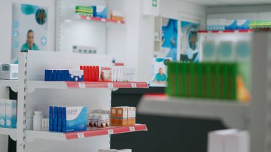 Hastalara reçeteli ilaç veya tedavi satmak için ilaç ve ilaç dolu sağlık eczaneleri. İlaçları, vitaminleri ve hapları olan boş bir eczane..
