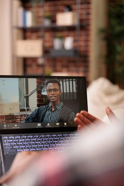 Freelancer Masculino Participando Reunião Videocall Online Usando Laptop Webcam Enquanto — Fotografia de Stock