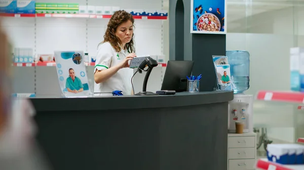 Vrouwelijke Apotheker Scannen Medicamenten Dozen Bij Drogisterij Teller Helpen Klanten — Stockfoto