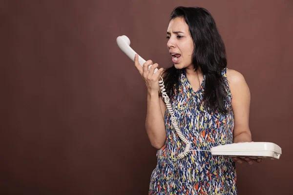 Mulher Indiana Furiosa Falar Telefone Fixo Gritar Irritada Senhora Conversando — Fotografia de Stock