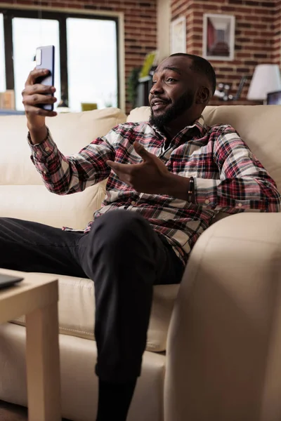 Freelancer Masculino Conversando Videoconferência Online Usando Smartphone Webcam Para Conversar — Fotografia de Stock