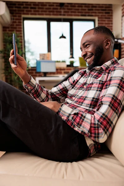 Adultos Jóvenes Usando Videocall Teléfonos Inteligentes Línea Para Hablar Con —  Fotos de Stock