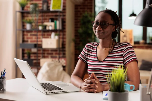 Lachende Werknemer Afstand Werkend Aan Een Laptop Freelancer Die Naar — Stockfoto