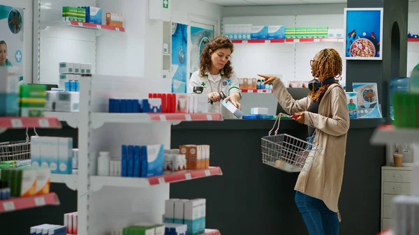Специалист Помогающий Африканскому Американскому Клиенту Купить Лекарства Лечение Аптеке Сотрудники — стоковое фото
